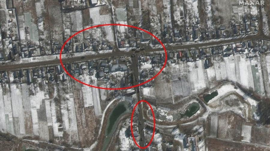 Imagem de satélite mostra dispersão de tanques russos (destaque em vermelho) em Ozera, perto de Kiev - Maxar Technologies