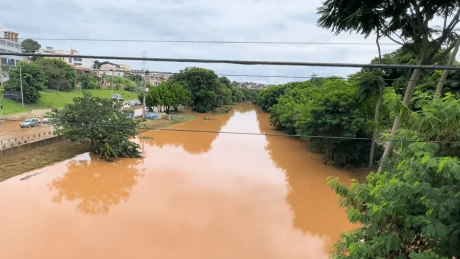 O rio Sorocaba transbordou em razão das chuvas no interior de São Paulo - Reprodução/Facebook/Claudio Dias Batista