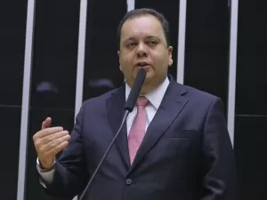 União negocia apoio a Motta e sinaliza desistência da candidatura de Elmar