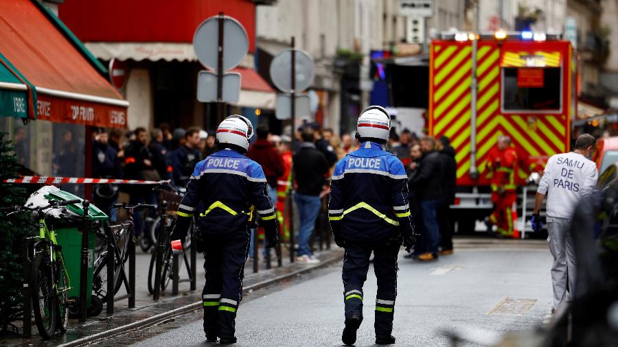Polícia na rua onde ocorreu tiroteio em Paris, deixando três mortos - Sarah Meyssonnier/Reuters
