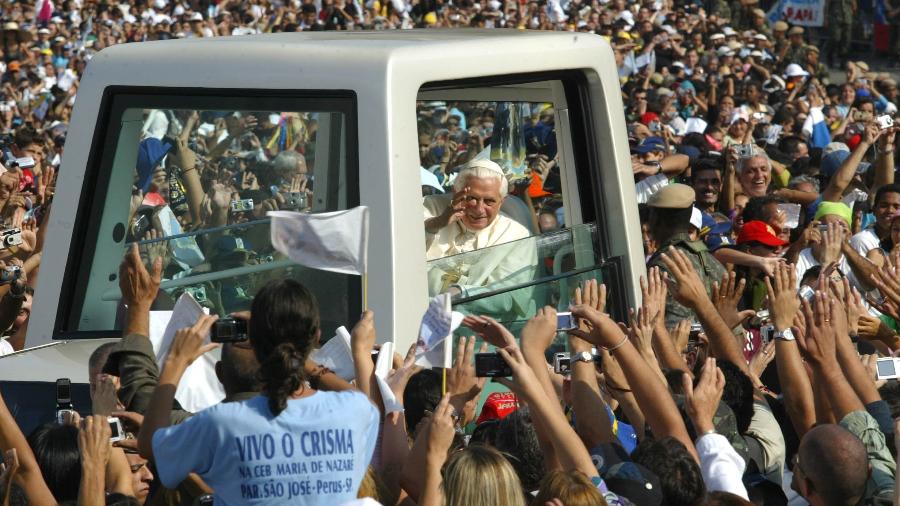13.mai.2007 - O então papa Bento 16 acena para fiéis na chegada à Basílica, no Santuário Nacional de Aparecida - L. C. Leite/Folhapress
