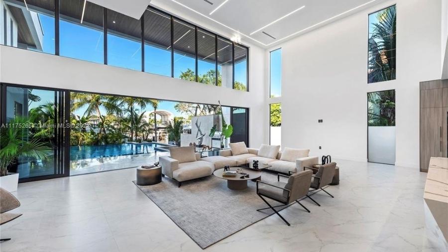 Vista interna de uma mansão à venda em Miami, nos Estados Unidos; valor é de R$ 58 milhões - Reprodução/LuxuryEstate