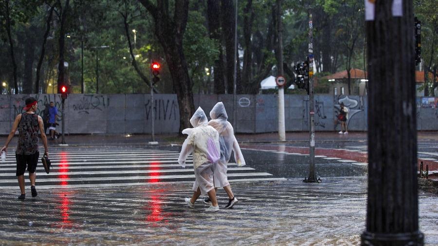 A chuva marcou presença durante as festas de carnavais em fevereiro na capital paulista - 20.fev.2023 - Wagner Vilas/Onzex Press e Imagens/Estadão Conteúdo