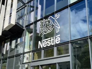 Nestlé cortará US$2,8 bi em custos e impulsionará marketing sob comando de novo presidente