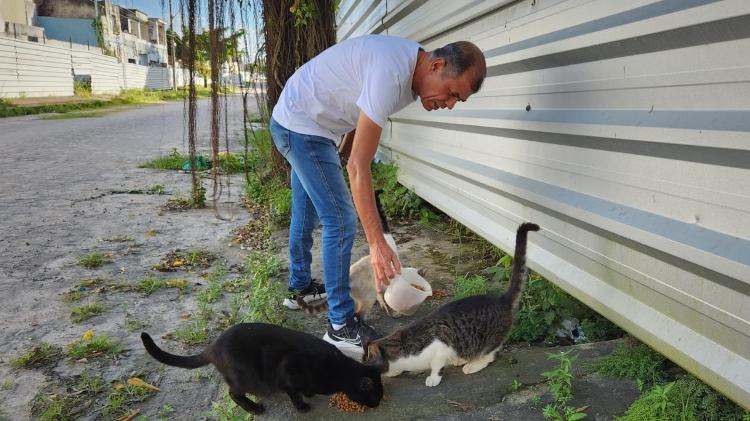 Valfrido alimenta gatos abandonados no bairro do Bebedouro, em Maceió, desde 2020