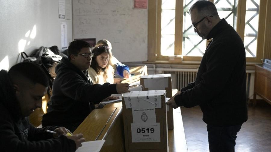 Homem registra voto em urna em Buenos Aires, nas primárias da Argentina