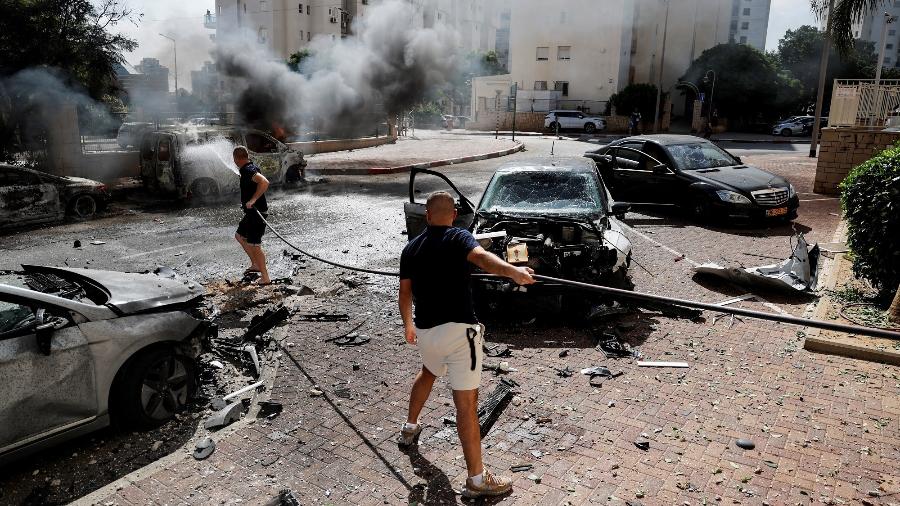 Ruas ficaram cobertas de destroços em Israel após ataques do Hamas