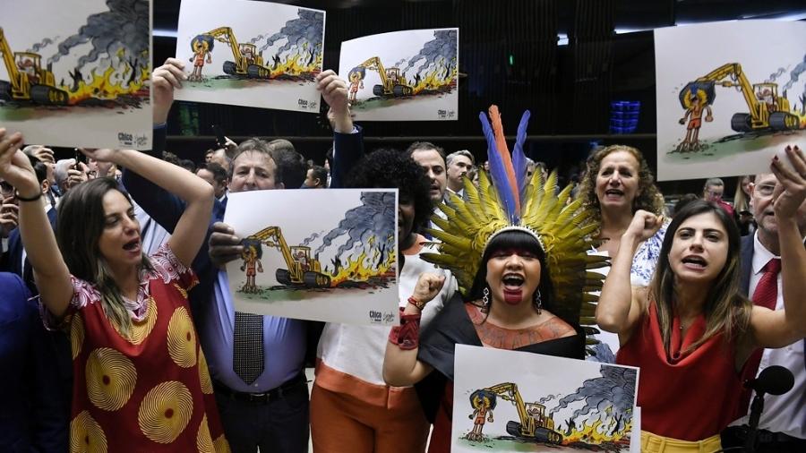 14.dez.2023 - Deputadas protestam contra a derrubada dos vetos ao marco temporal das terras indígenas