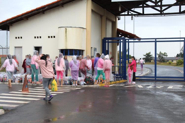 Mulheres e crianças enfrentam violações de direitos desde a fila para visitas em prisões