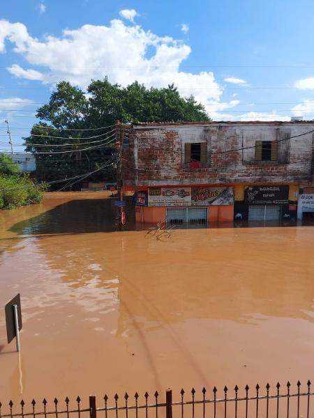 Loja familiar de Paulo durante as enchentes que alagaram a comunidade de Vila Farrapos, na zona norte de Porto Alegre