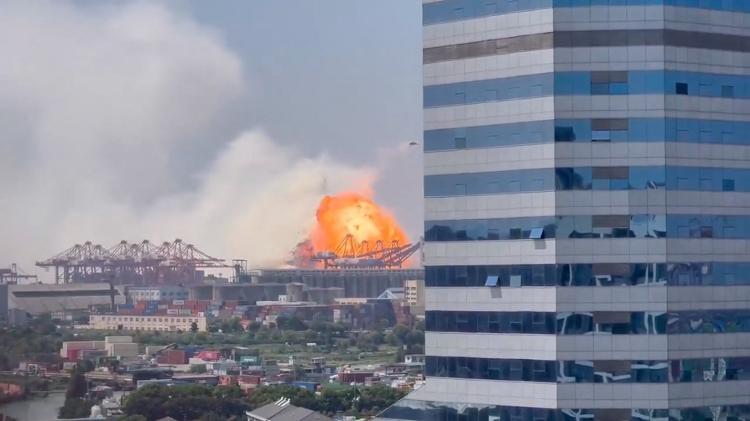 Explosão destrói navio cargueiro de Taiwan no porto de Ningbo, na China