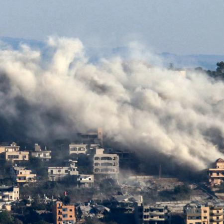 A fumaça sobe do local de um ataque aéreo israelense que teve como alvo a vila de Khiam, no sul do Líbano, em 20 de outubro de 2024