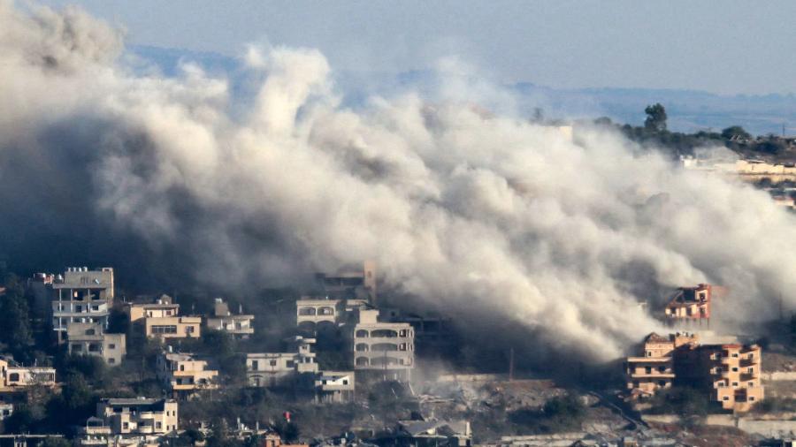 A fumaça sobe do local de um ataque aéreo israelense que teve como alvo a vila de Khiam, no sul do Líbano, em 20 de outubro de 2024 - -/AFP