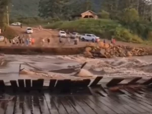 Ponte provisória construída após enchente é levada por correnteza no RS