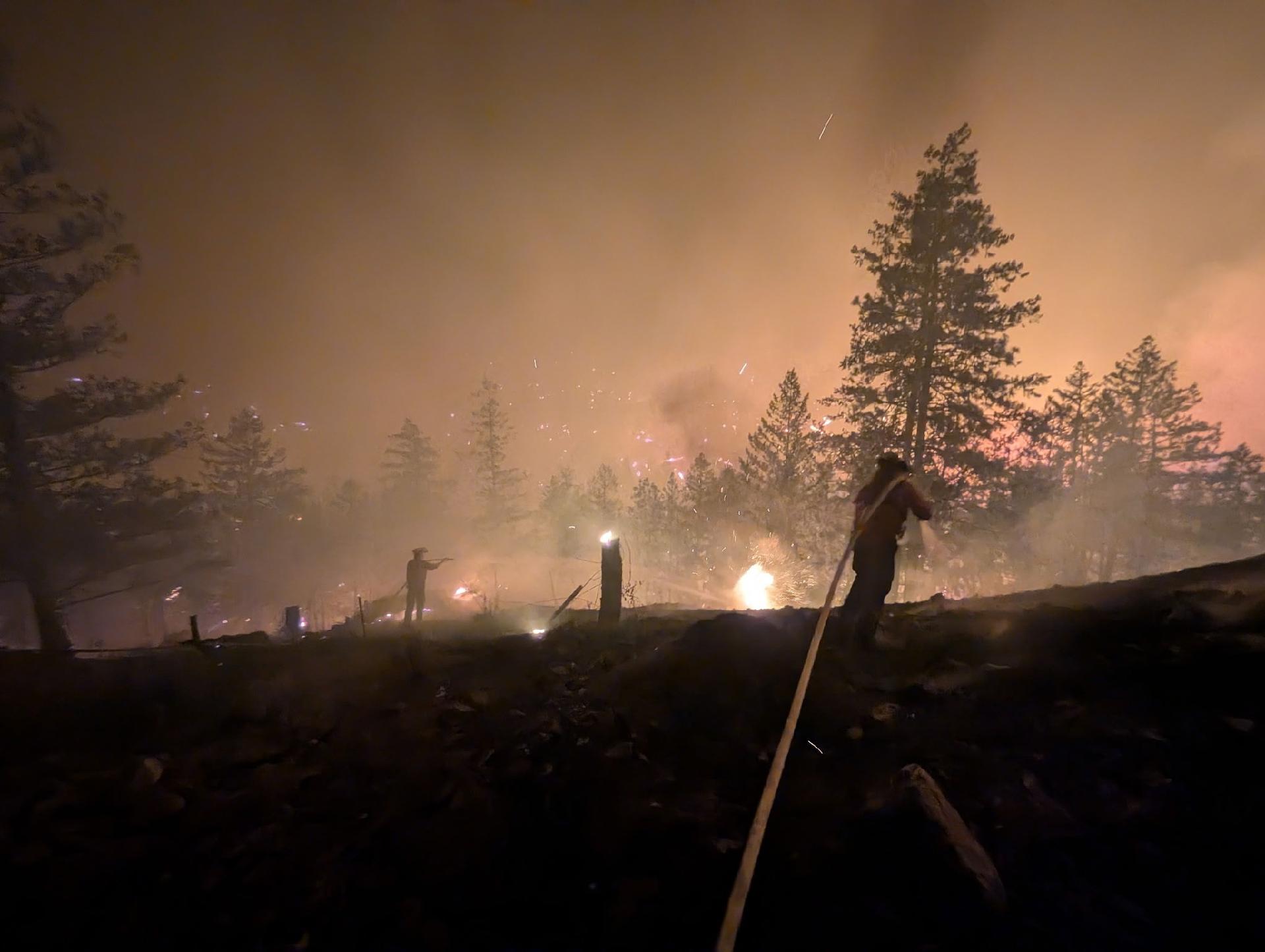 8.ago.2026 - Bombeiros combatem incêndio florestal perto do Vale Okanagan, no interior sul da Colúmbia Britânica, Canadá, que declarou estado de emergência - undefined
