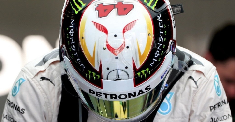 24.jul.2015 - Detalhe do capacete do piloto de Fórmula 1 Lewis s Hamilton, depois do término dos treinos livres para o Grande Prêmio da Hungria, em Budapeste