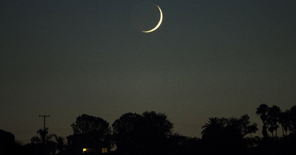 17.ago.2015 - Lua ilumina o céu de Encinitas, na Califórnia (EUA)
