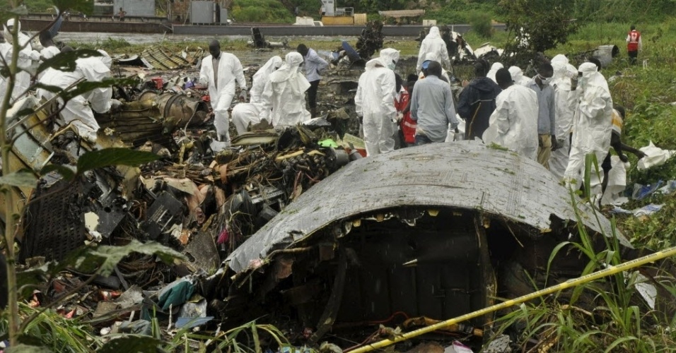 4.nov.2015 - Funcionários do governo local e da Cruz Vermelha participam de resgate em meio aos destroços do avião de carga russo que caiu em Juba, no Sudão do Sul. Pelo menos 37 pessoas morreram, no avião e em solo. Uma criança sobreviveu