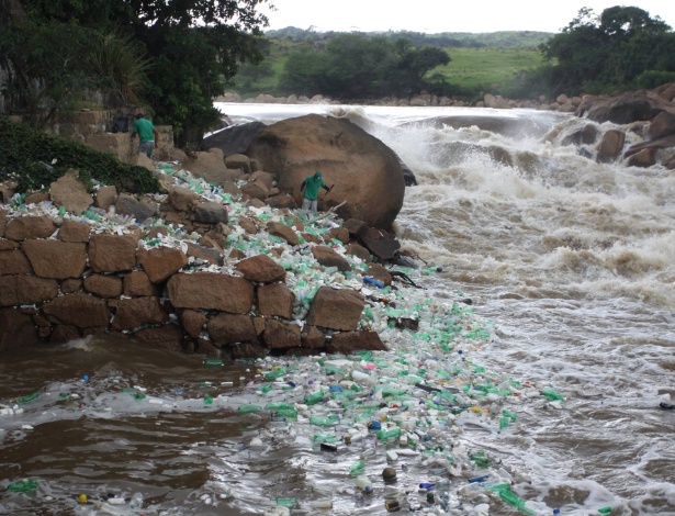 Lixo se acumula nas margens do rio Tietê, em Salto (SP) - Fernando de Souza/Staff News