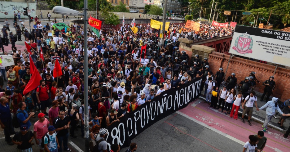 26.jan.2016 - Manifestação contra aumento das tarifas do transporte público avança pelo centro de São Paulo. Grupo quer revogação do aumento de R$ 3,50 para R$ 3,80 nos preços das passagens em ônibus, metrô e trens