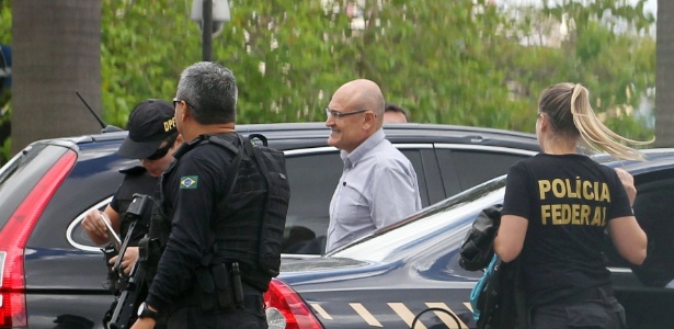 José de Filippi Júnior (c), ex-prefeito de Diadema, chega à sede da Polícia Federal - Felipe Rau/Estadão Conteúdo