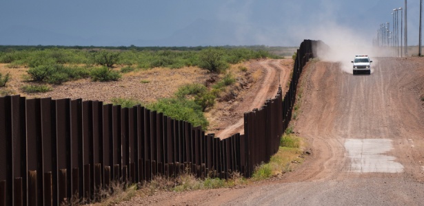 Muro divide a fronteira entre os Estados Unidos e o México - Todd Heisler/The New York Times