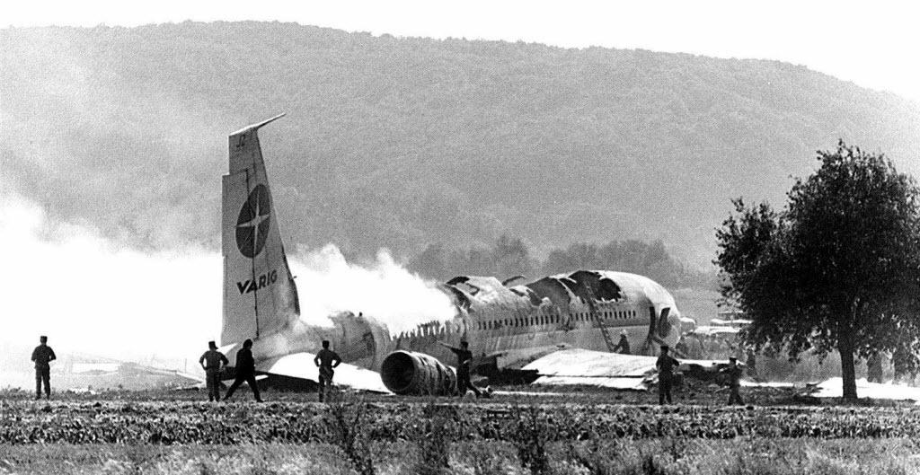 Acidente com Boeing 707 na França - Arquivo France Presse