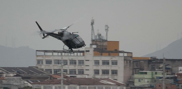 16.ago.2017 - Helicóptero da polícia civil sobrevoa a comunidade do Jacarezinho - Gustavo Oliveira/Futura Press/Estadão Conteúdo