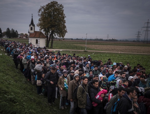 Refugiados são escoltados para campo de registro, nos arredores de Dobova, na Eslovênia - SERGEY PONOMAREV/NYT