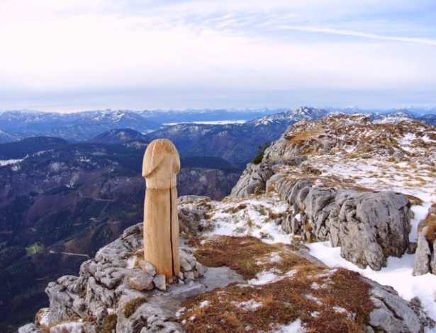 Um pênis gigante foi encontrado por turistas que visitavam o monte Otscher - Reprodução/Facebook @Marika"s Berg-und Naturerlebnisse