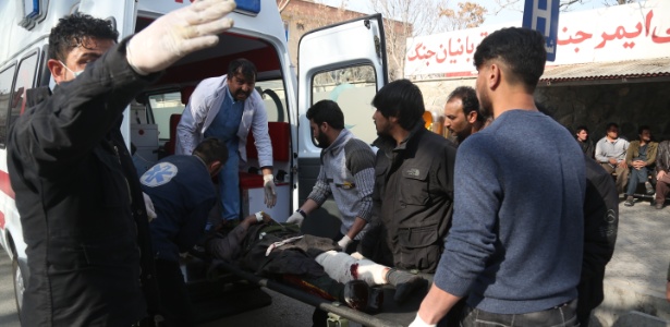 Homem é socorrido após explosão - Rahmat Alizadah/Xinhua