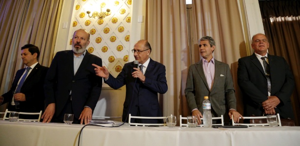 O pré-candidato Geraldo Alckmin (centro) e o general Campos (último à dir.)
