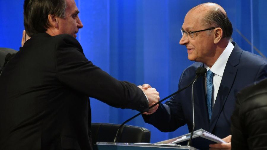 17.ago.2018 - Jair Bolsonaro (PSL) e Geraldo Alckmin (PSDB) se cumprimentam no intervalo de um bloco do debate eleitoral da RedeTV!/IstoÉ nesta sexta-feira (17) - Nelson Almeida/AFP