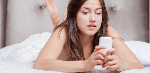Vício em celular está passando vergonha de ficar nu em público - Getty Images/iStockphoto