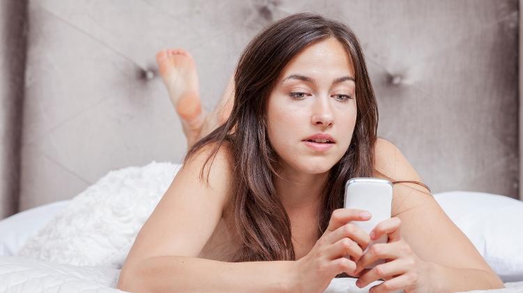 Garota nua com celular - Getty Images/iStockphoto - Getty Images/iStockphoto