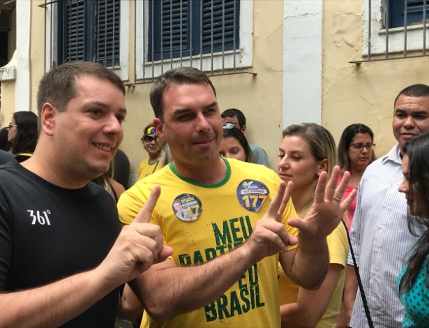 Eleitor ao lado de Flávio Bolsonaro