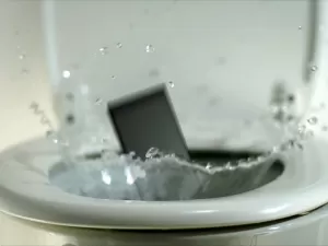 Arroz funciona? O que realmente fazer se o celular cair na água