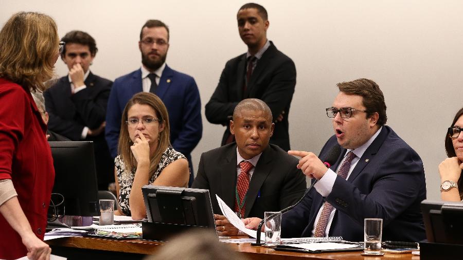 23.abr.2019 - O presidente da CCJ da Câmara, deputado Felipe Francischini (PSL-PR) discute com deputadas de oposição - Pedro Ladeira/Folhapress