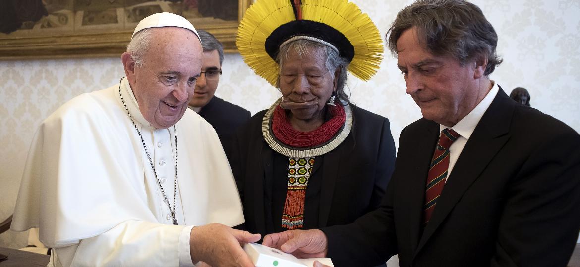 27.mai.2019 - Papa Francisco troca presentes com o indígena brasileiro Raoni Metuktire no Vaticano - Vatican Media/AFP