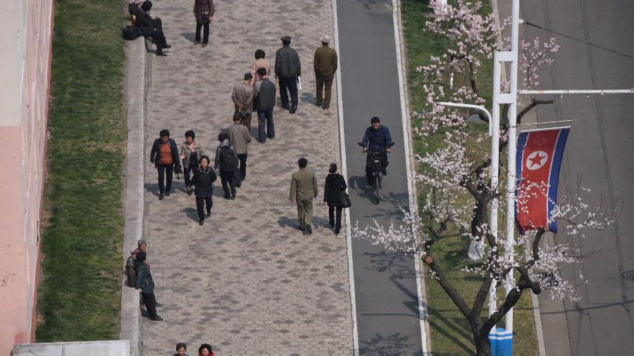12.abr.2019 - Pedestres em Pyongyang, na Coreia do Norte - Ed JONES / AFP