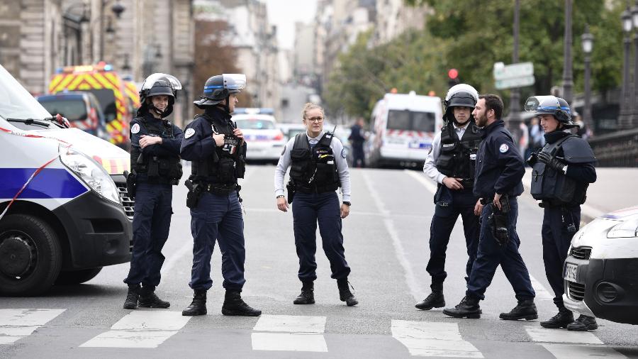 3.out.2019 - Policiais bloqueiam rua após três pessoas serem esfaqueadas em Paris - Martin Bureau/AFP