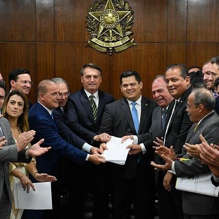 Paulo Guedes e Jair Bolsonaro entregam ao presidente do Senado, Davi Alcolumbre, pacote de reformas econômicas - Agência Senado