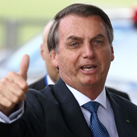 12.dez.2019 - O presidente Jair Bolsonaro cumprimenta apoiadores ao sair do Palácio da Alvorada - Pedro Ladeira/Folhapress