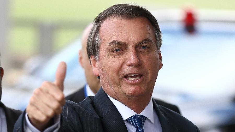 12.dez.2019 - O presidente Jair Bolsonaro cumprimenta apoiadores ao sair do Palácio da Alvorada - Pedro Ladeira/Folhapress