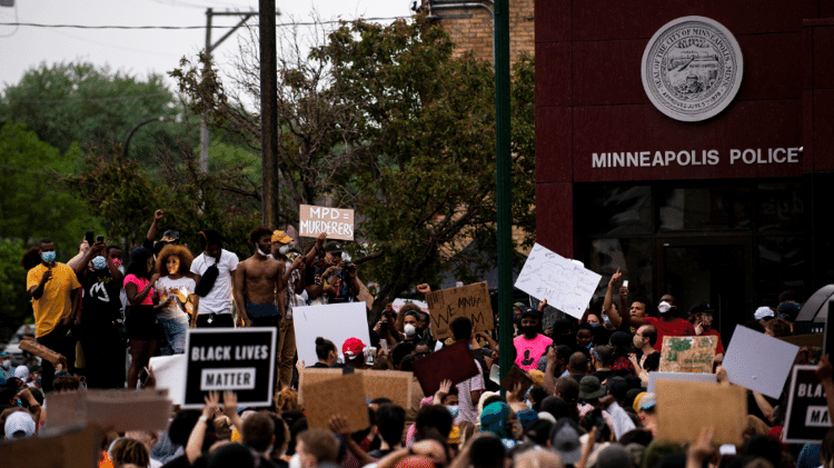 27.mai.2020 - Manifestantes protestam contra a morte de George Floyd, nos Estados Unidos 27.mai.2020 - Manifestantes protestam contra a morte de George Floyd, nos Estados Unidos