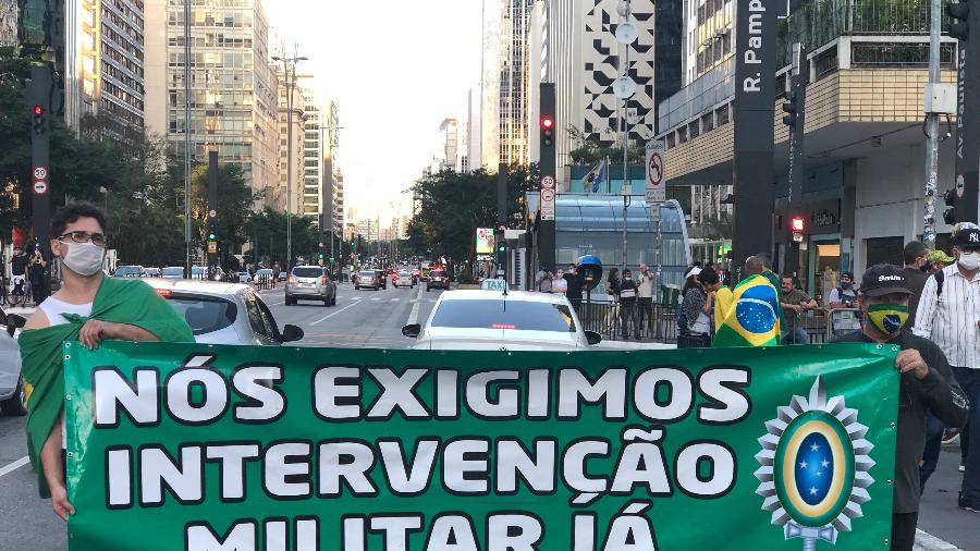 Dupla sem muito entusiasmo exige intervenção militar já - Paulo Sampaio/UOL