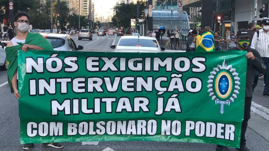 Dupla sem muito entusiasmo exige intervenção militar já - Paulo Sampaio/UOL