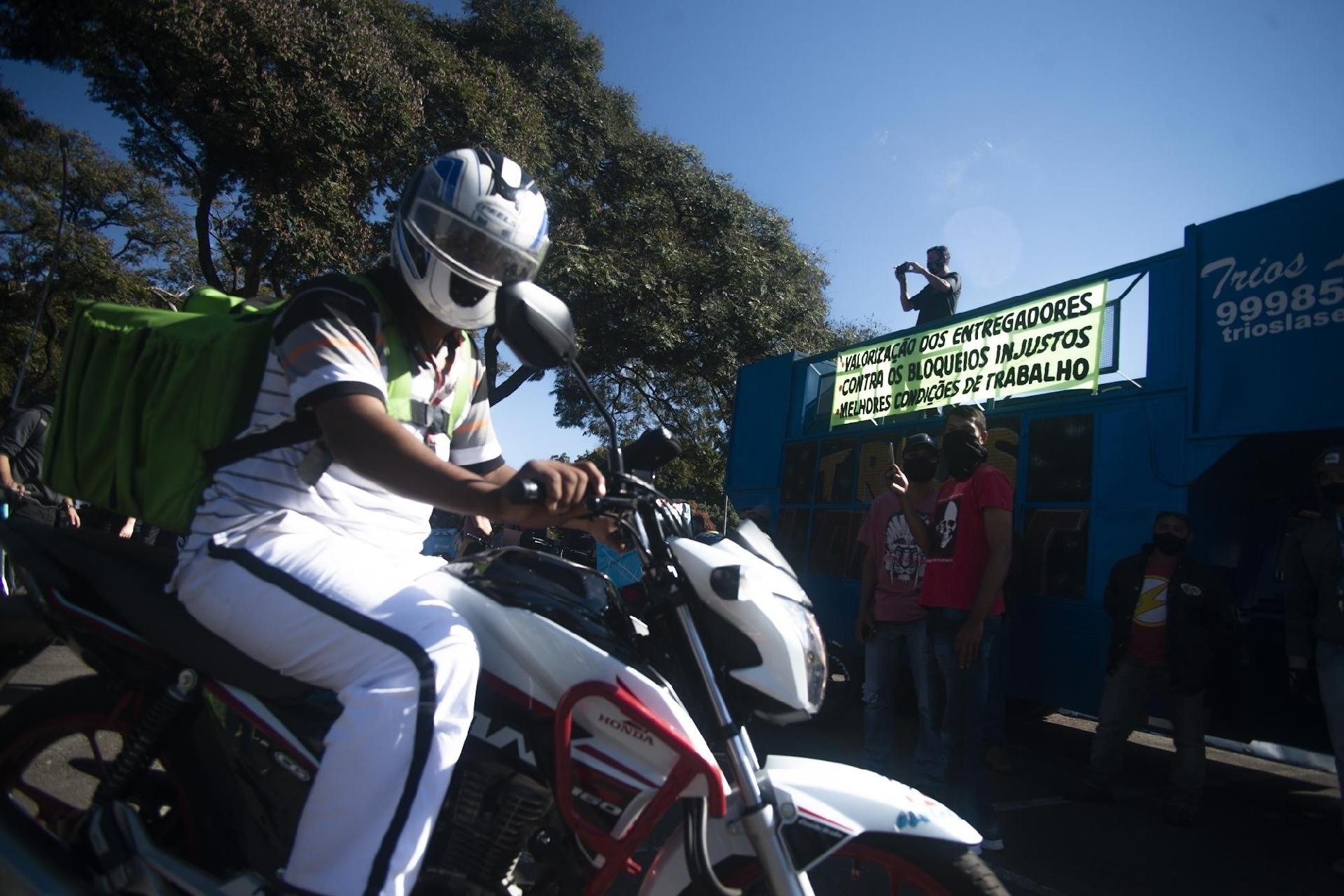 Paralisação de motoristas de entrega de comida por aplicativo em Brasilia (DF), nesta quarta-feira (1). Categoria faz paralisação nacional com exigências a apps como iFood, Rappi, Uber Eats e Loggi - Matheus W. Alves/Futura Press/Estadão Conteúdo
