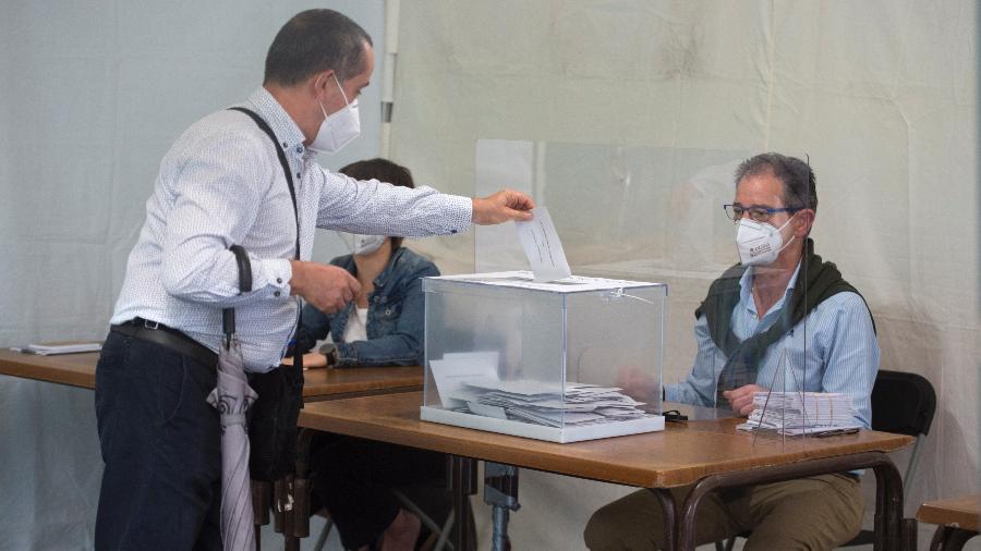 12.jul.2020 - Homem usa máscara durante votação em Ordizia - ANDER GILLENEA / AFP