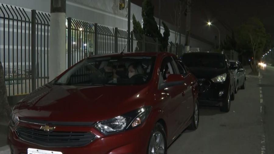 Motoristas fazem fila com seus carros de madrugada, em São Paulo, para fazer teste gratuito do novo coronavírus  - Reprodução/TV Globo